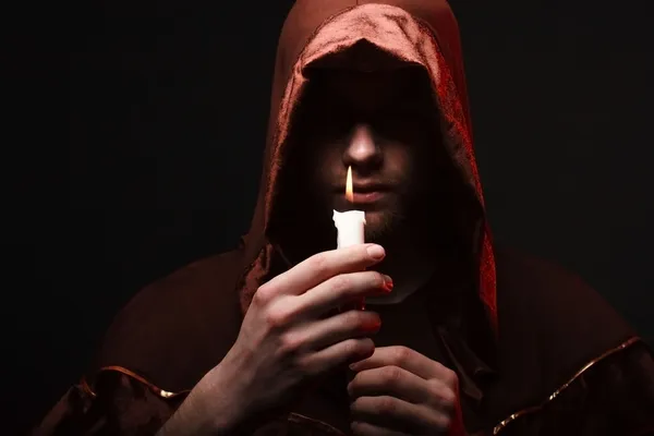 gizemli Katolik rahip