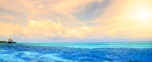 Bungalow Maldive panorama al tramonto — Foto Stock