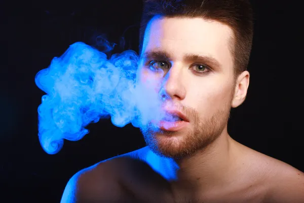 Портрет молодого человека, курящего сигарету — стоковое фото