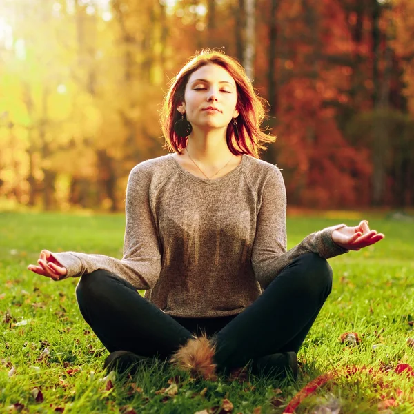 Menina bonita meditando — Fotografia de Stock