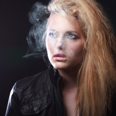 Sigara duman exhaling kadınla