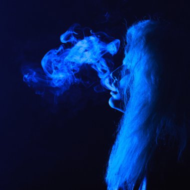 karanlık ve somurtkan atış genç bir kadının Sigara