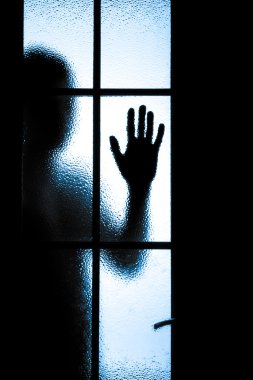 korkak çocuk cam kapının arkasında