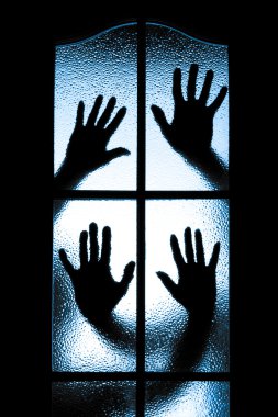 korkak çocuk cam kapının arkasında