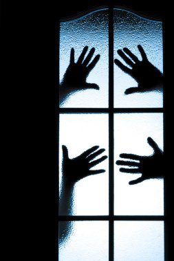 korkak çocuk cam kapının arkasında