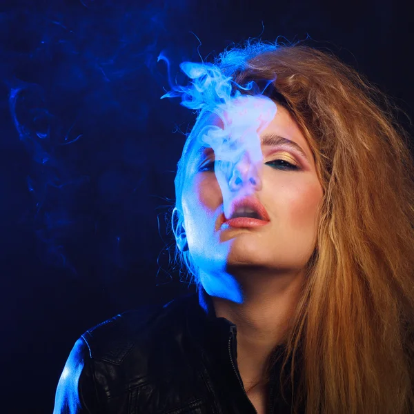 Mulher com cigarro exalando fumaça — Fotografia de Stock