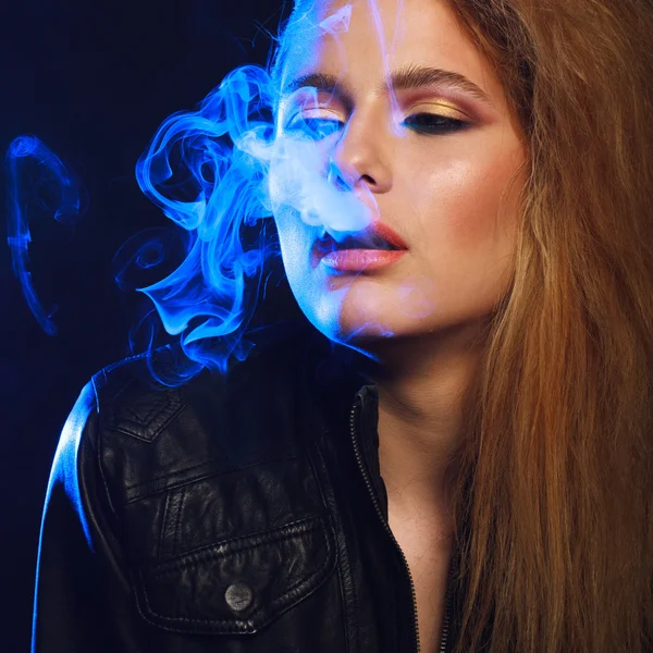 Sigara duman exhaling kadınla — Stok fotoğraf