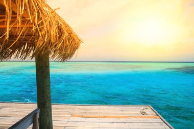 güzel bir plaj iskelesi ile