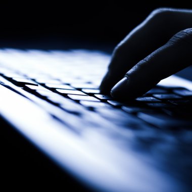 yakın çekim yazarak eller