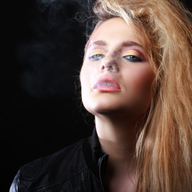 Sigara duman exhaling kadınla