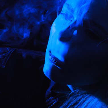 Sigara duman exhaling kadınla