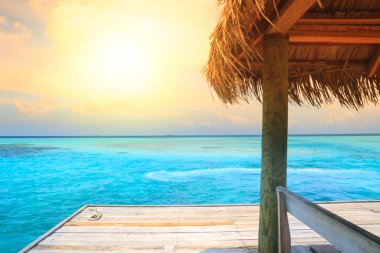 güzel bir plaj iskelesi ile