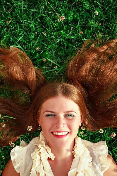 Şirin, Kızıl saçlı kadın uzanmış — Stok fotoğraf
