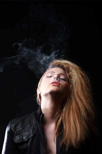 Femme avec fumée — Photo
