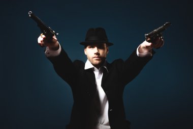 bir tabanca tutan adam