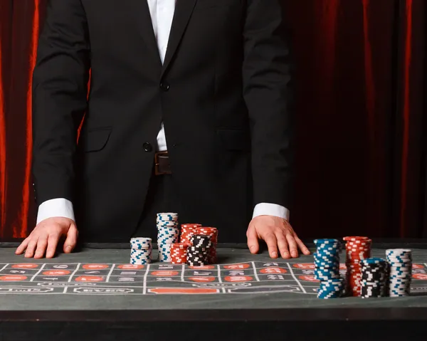 Mann setzt im Casino eine Wette ab — Stockfoto
