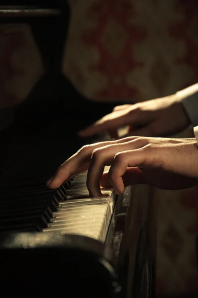 Χέρια πιανίστας πιάνο μουσική παίζοντας — Φωτογραφία Αρχείου