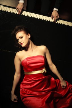 müzisyen eski piyano çalıyor.