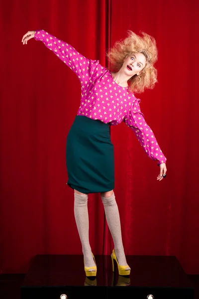 Блондинка в розовой куртке и макияж — стоковое фото