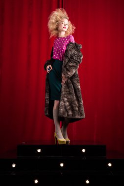 bir kürk güzel sarışın kadın