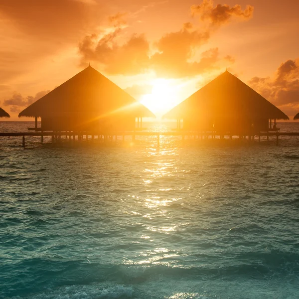 Coucher de soleil sur l'île des Maldives, — Photo