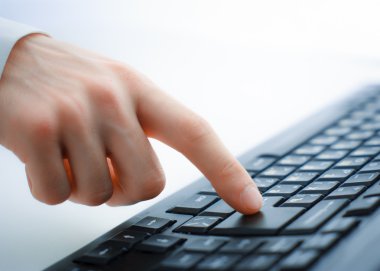 klavyede yazarak erkek ofis çalışanı