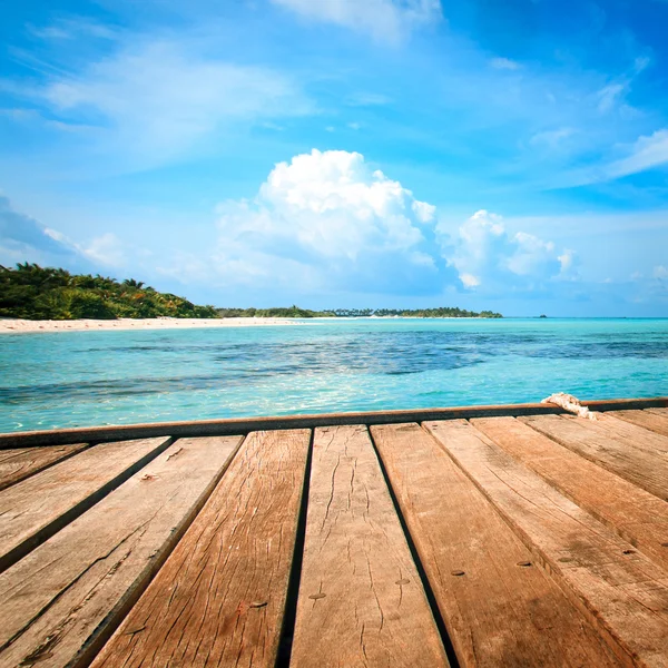 Molo, spiaggia e giungla - sfondo vacanza — Foto Stock