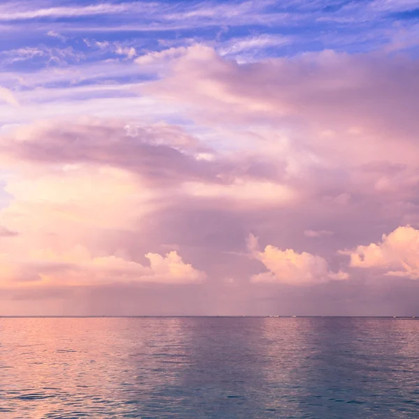 Тропічний захід сонця на пляжі . — стокове фото