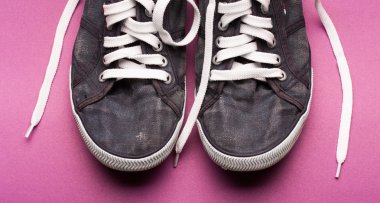 Beyaz dantel ile şık mavi spor ayakkabı