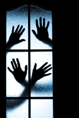 dağınık insan silüeti