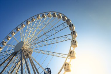 Mavi gökyüzünde dönme dolap