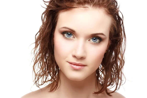 Portrett av en vakker ung kvinne med rent ansikt – stockfoto