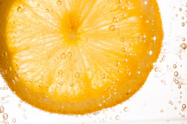 Крупный план ломтика лимона — стоковое фото