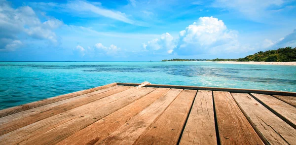 Jetty, beach and jungle - vacation background — Stock Photo, Image