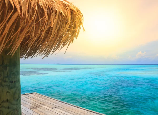 Prachtig strand met steiger — Stockfoto