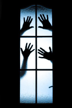 dağınık insan silüeti