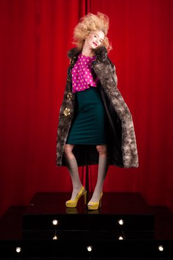 bir kürk güzel sarışın kadın