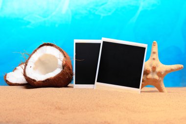 kıyılmış Hindistan cevizi ve kum üzerinde fotoğraf çerçevesi