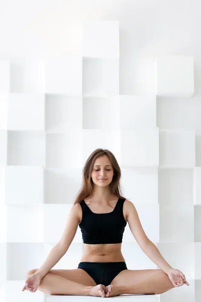 Vacker kvinna som gör yoga — Stockfoto