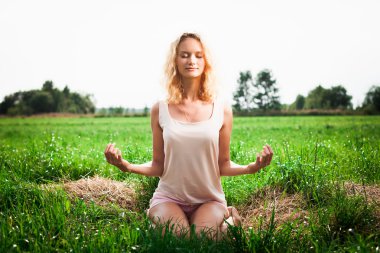 güzel bir kadın yaz parkta meditasyon