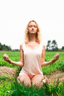 güzel bir kadın yaz parkta meditasyon