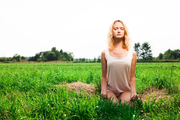 Beautiful woman meditating in summer park — Stock Photo, Image