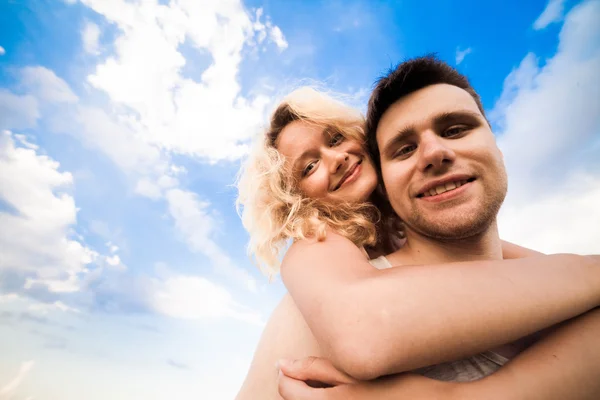 背景の空に対してカップル笑顔 — ストック写真