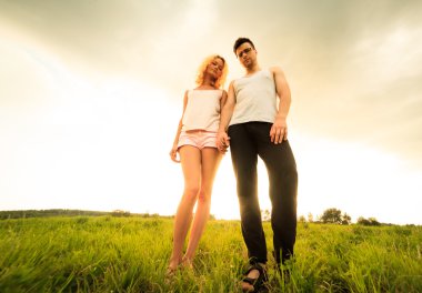 alanda yürüyüş ve elele Çift