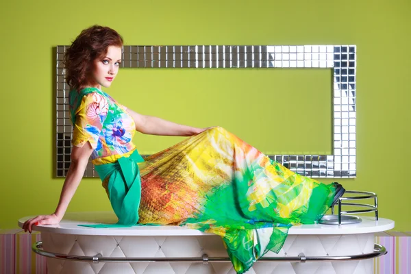Модна жінка в осінньому кольорі — стокове фото