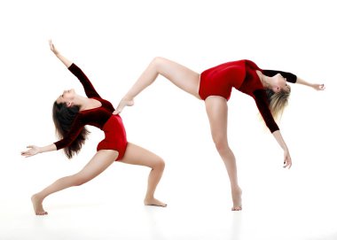 beyaz zemin üzerinde iki kadın dans