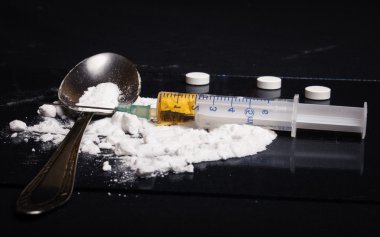 ilaç şırınga ve pişmiş eroin