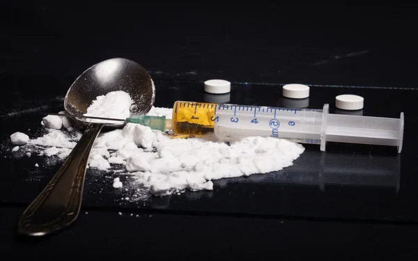 Drogenspritze und gekochtes Heroin — Stockfoto