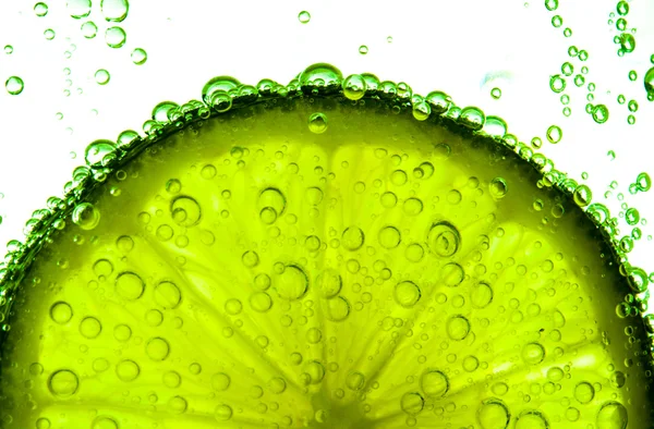 Grüne Limette mit Wasserspritzer — Stockfoto