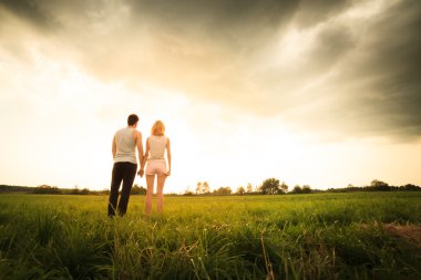 alanda yürüyüş ve elele Çift